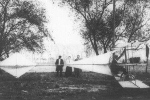 Grade Dreidecker um 1908 (Foto: Quelle unbekannt)