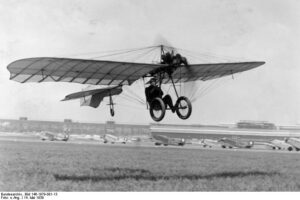 Hans Grade in seinem alten Grade-Eindecker bei seinem Geburtstagsflug 1939 in Tempelhof (Foto: Quelle Bundesarchiv)