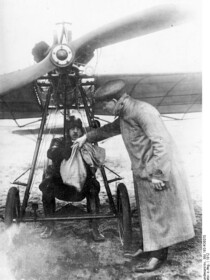 Pilot Hermann Pentz mit der 24 PS starken „Libelle“ bei der Übergabe des Postsacks 1912 (Foto: Quelle Bundesarchiv)