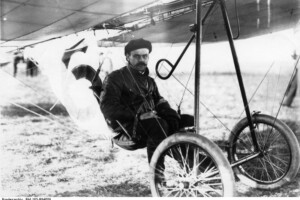 Hans Grade in seinem alten Grade-Eindecker bei seinem ersten Fluge in Bork i.d. Mark, 1909 (Foto: Quelle Bundesarchiv)