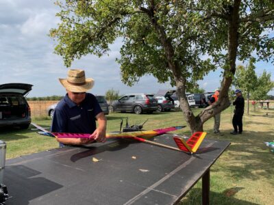Eberhard macht seinen Segler startbereit