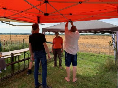 Aufbauen der Zelte als Schattenspender