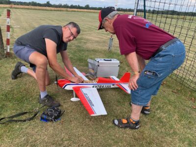 Die Extra 3305 wird startklar gemacht