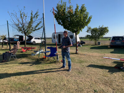 Thomas hochkonzentriert und Jürgen in schonender Sitzposition