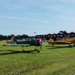 Im emtspannter Haltung vor dem Flieger